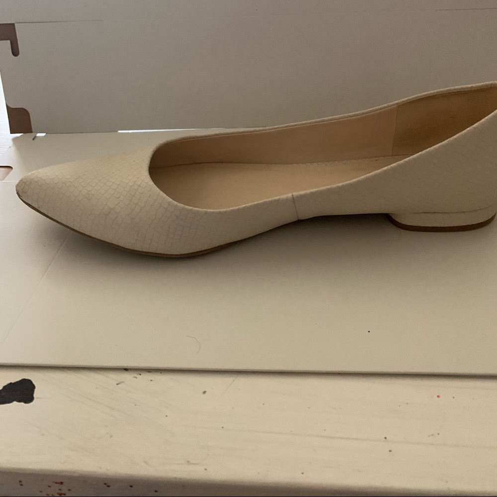 Beige flat shoes